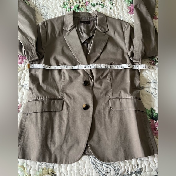 Peserico Women's Classic Italian Taupe Blazer. - Picture 3 of 10